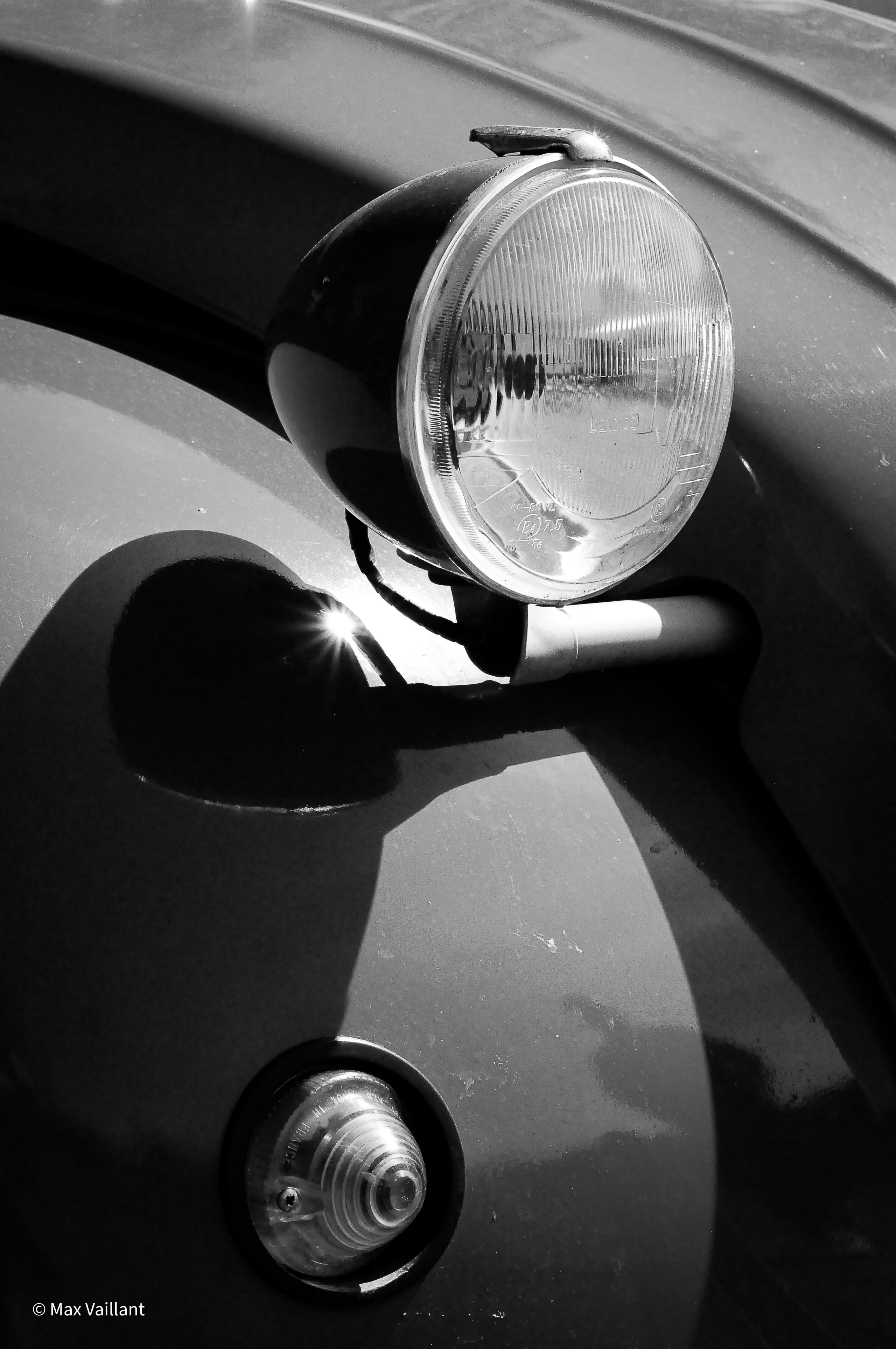 La structure de ce phare projete son ombre sur la carrosserie.